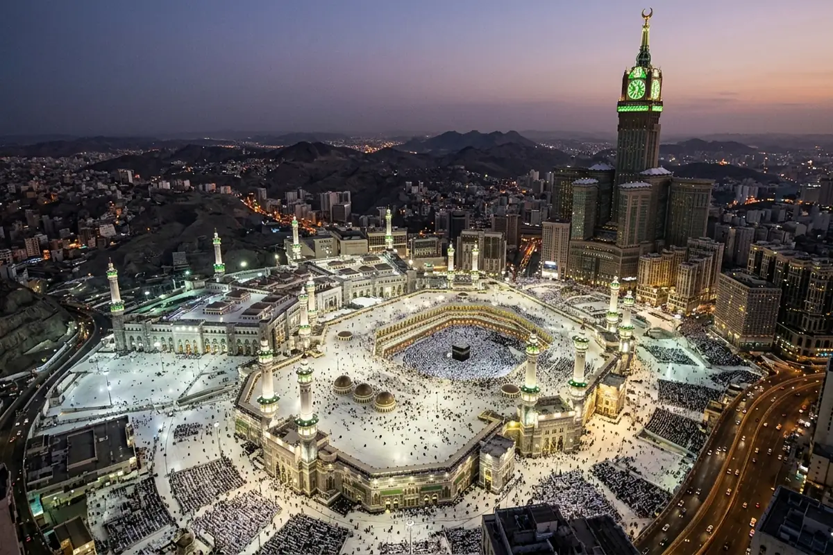 Aerial view of Masjid al-Haram showing the full Umrah pilgrimage complex in Makkah