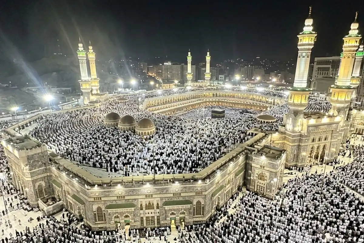 Night view of Masjid al-Haram filled with worshippers during Ramadan Umrah