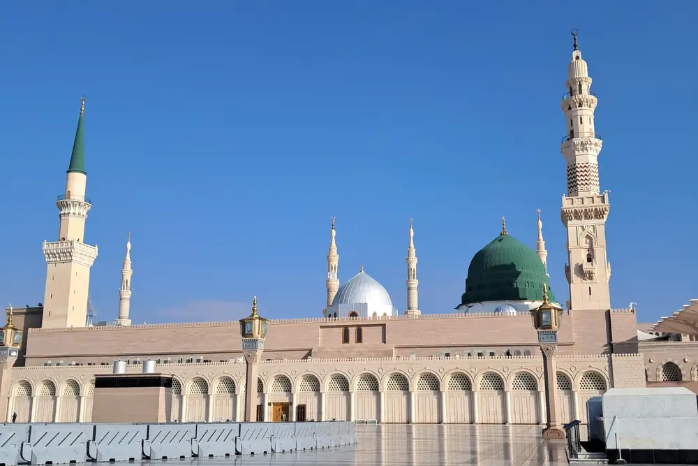 Masjid an-Nabawi under a clear sky in Madinah