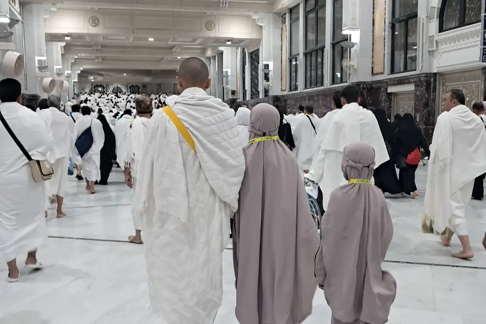 A family walking together at Masjid al-Haram