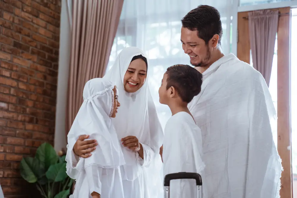 A family in ihram preparing for Umrah