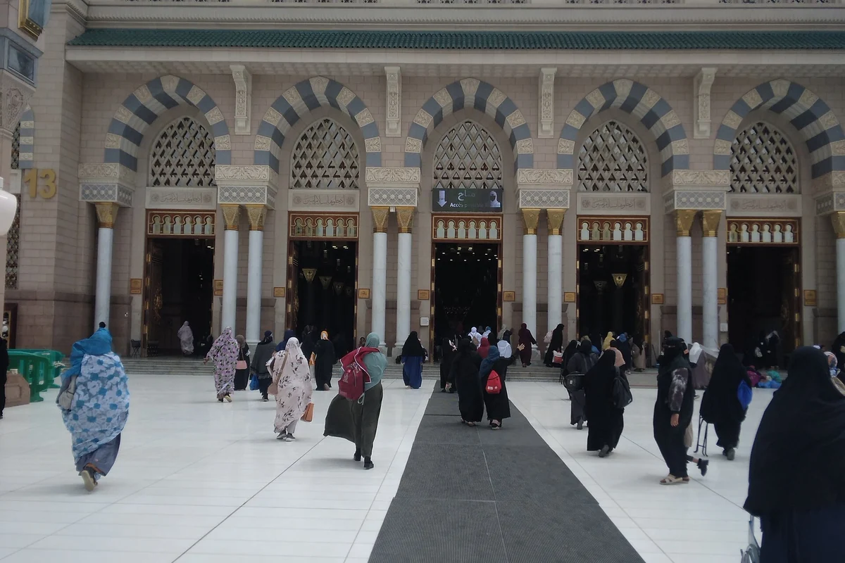Masjid an-Nabawi under a clear sky in Madinah