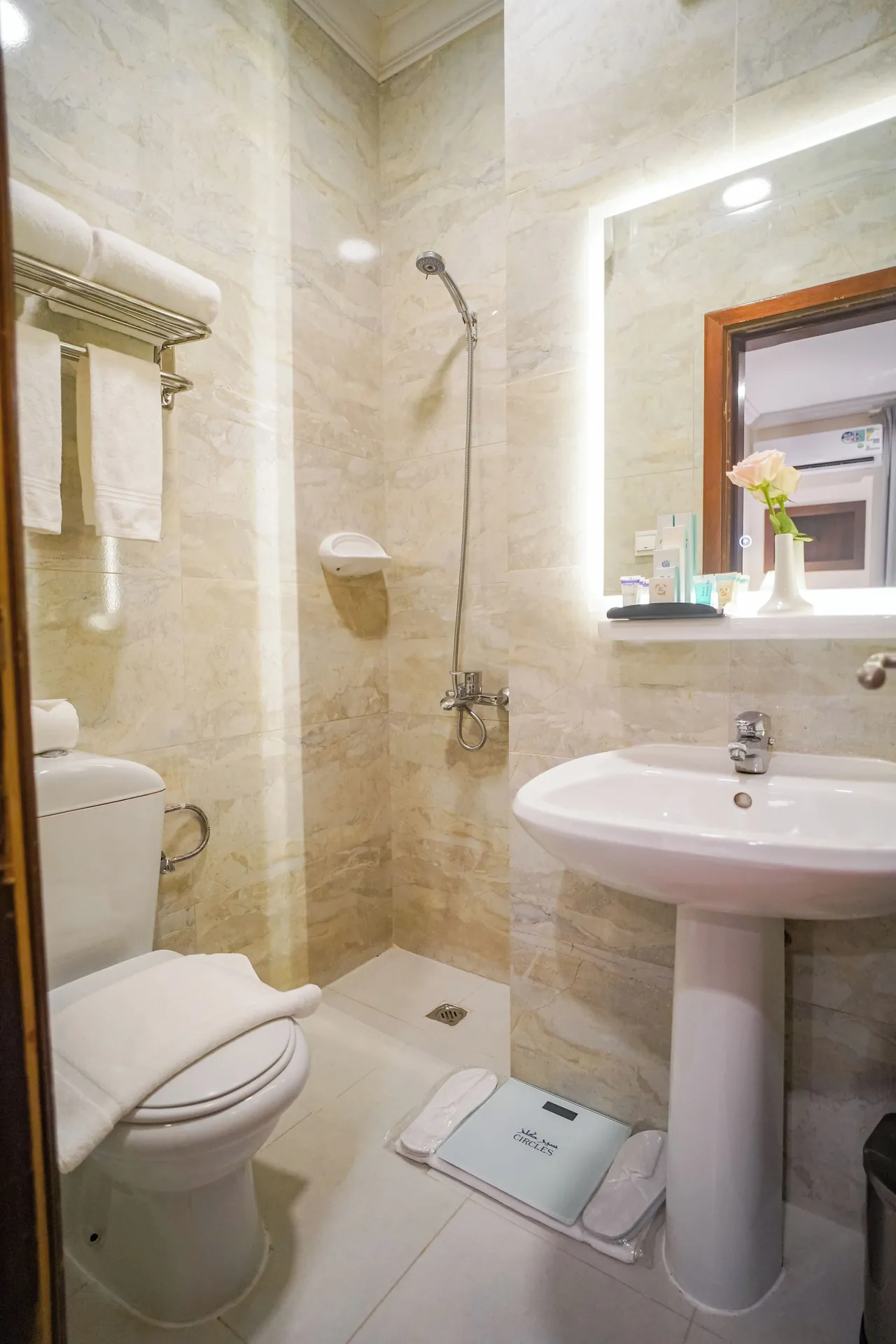 Standard Double or Twin Room bathroom