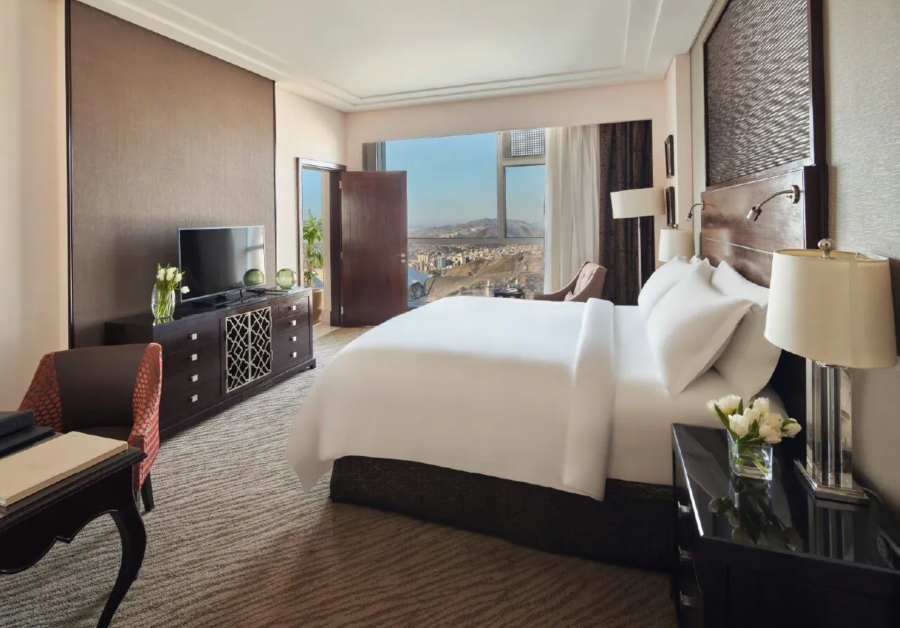 Fairmont, Room, 1 King Bed, City View at Fairmont Clock Tower