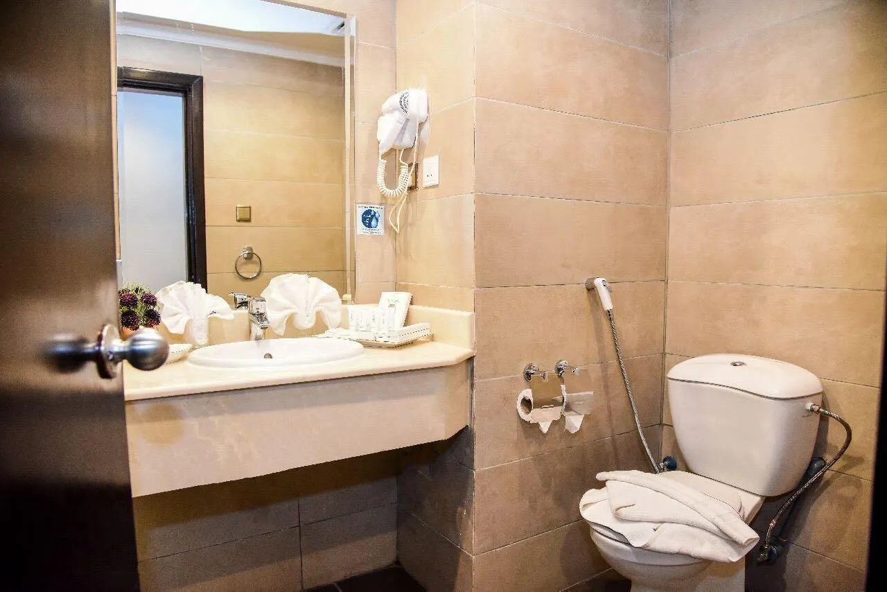 Standard Triple Room Bathroom