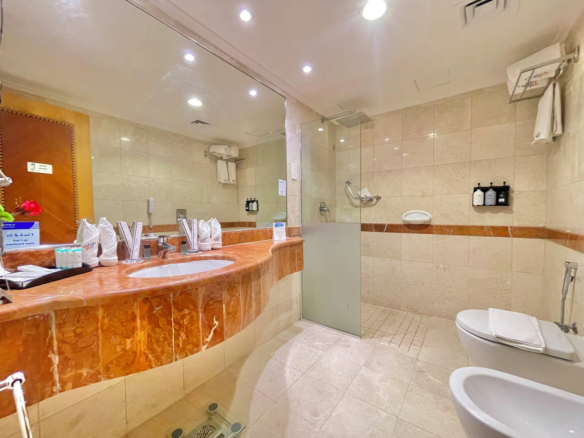 Al Ritz Al Madinah Hotel - Hair dryer, towels, slippers, soap