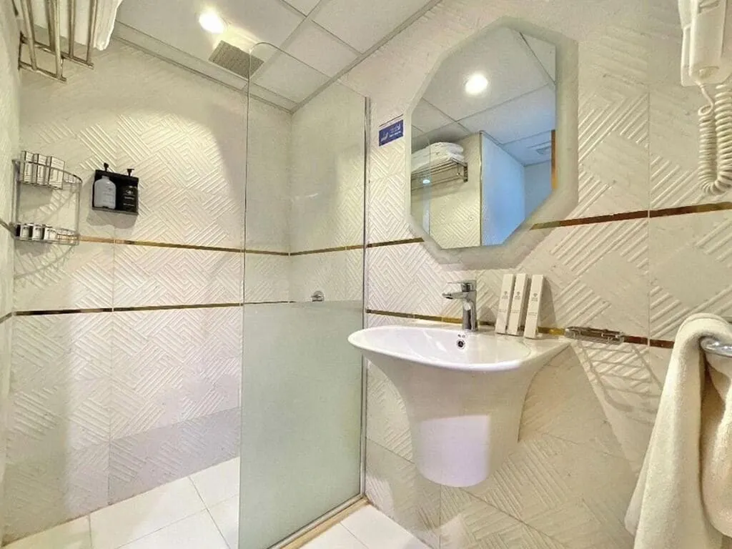 Odst Al Madinah Hotel - Combined shower/bathtub, slippers, towels, free toiletries