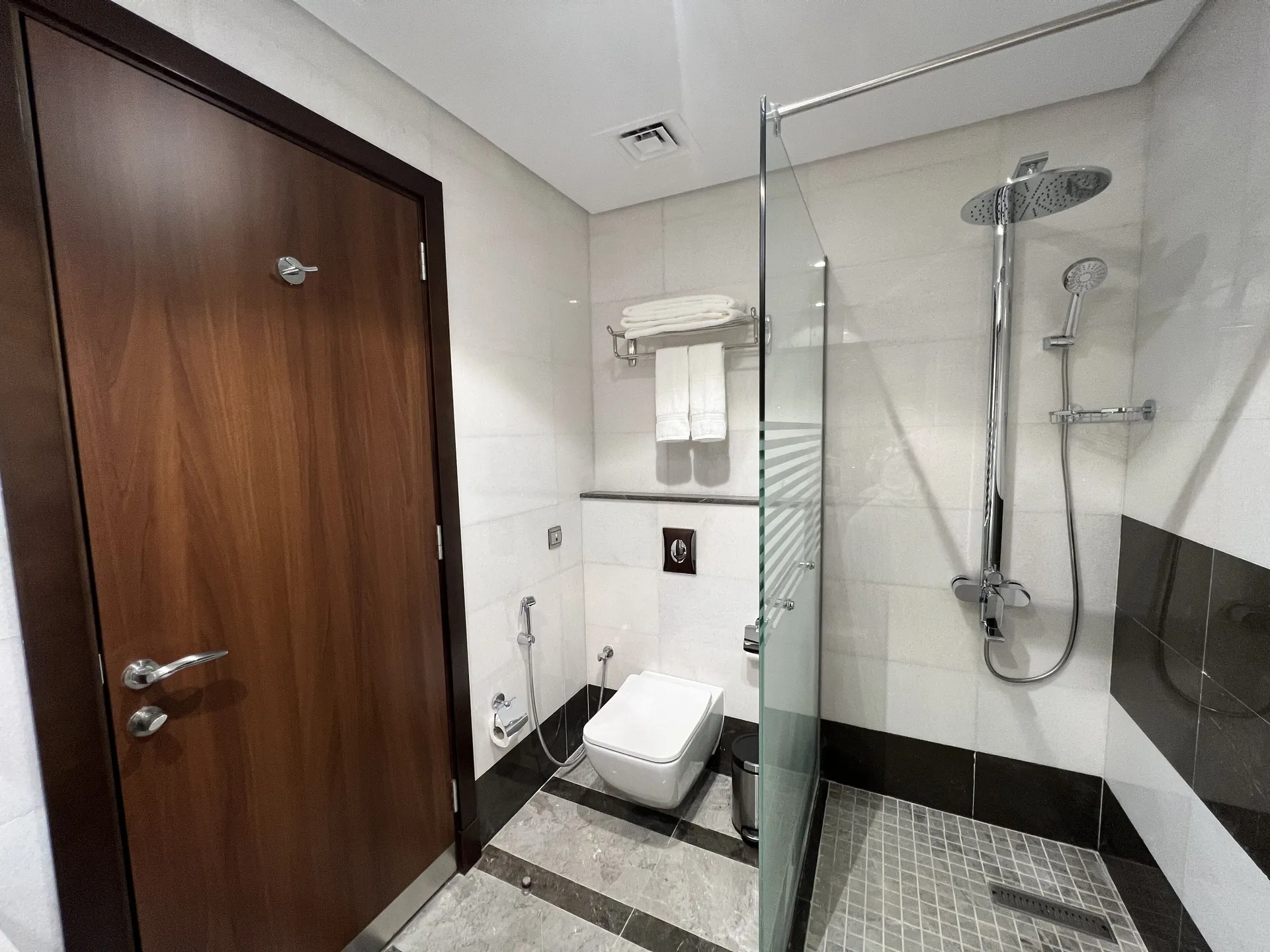 Zaha Taiba Hotel - slippers, Shower, towels