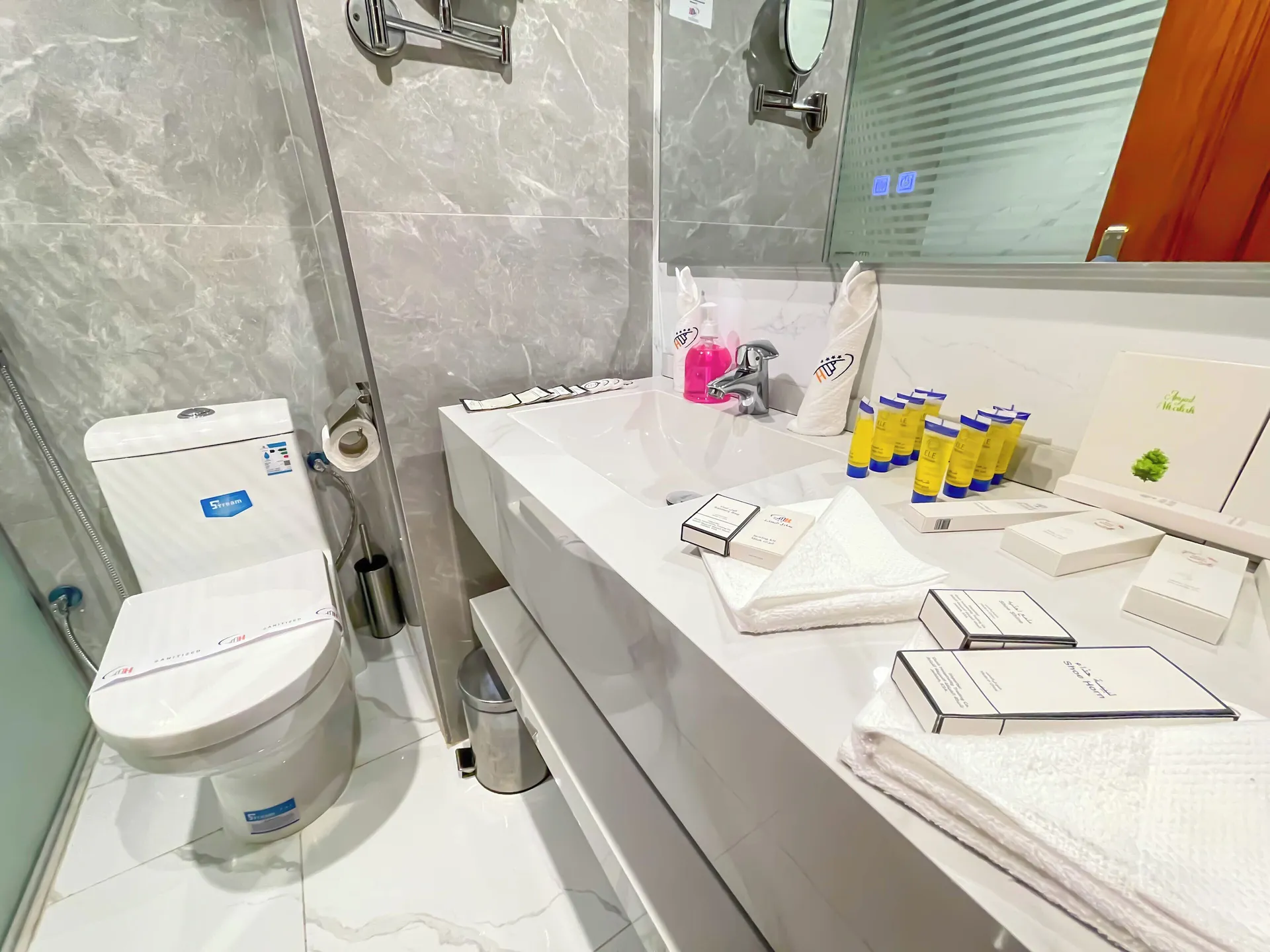 Zowar International Hotel - hair dryer, towels, Combined shower/bathtub, free toiletries