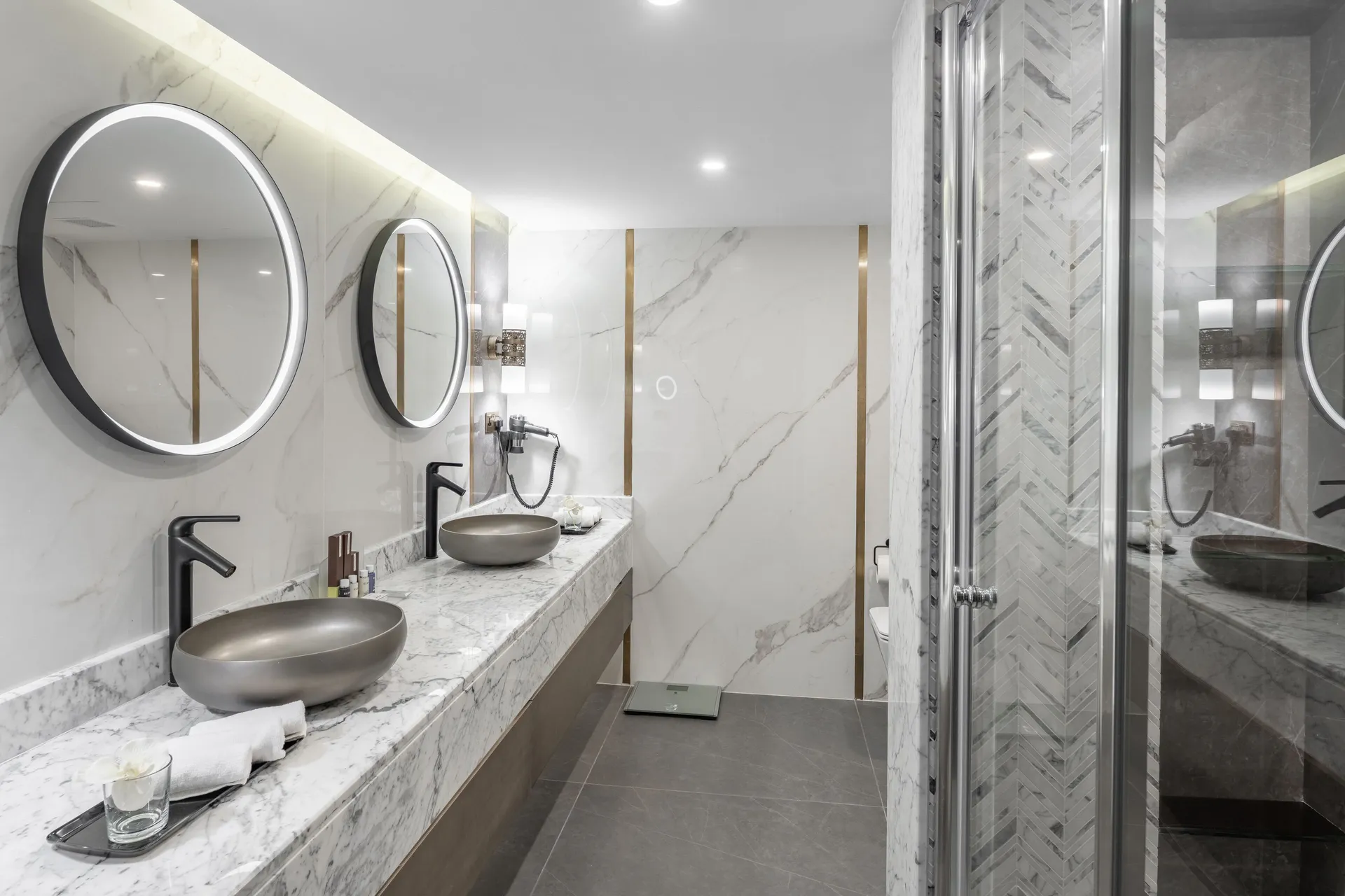 designer toiletries, Deep-soaking bathtub, rainfall showerhead at Makarem Ajyad Makkah Hotel