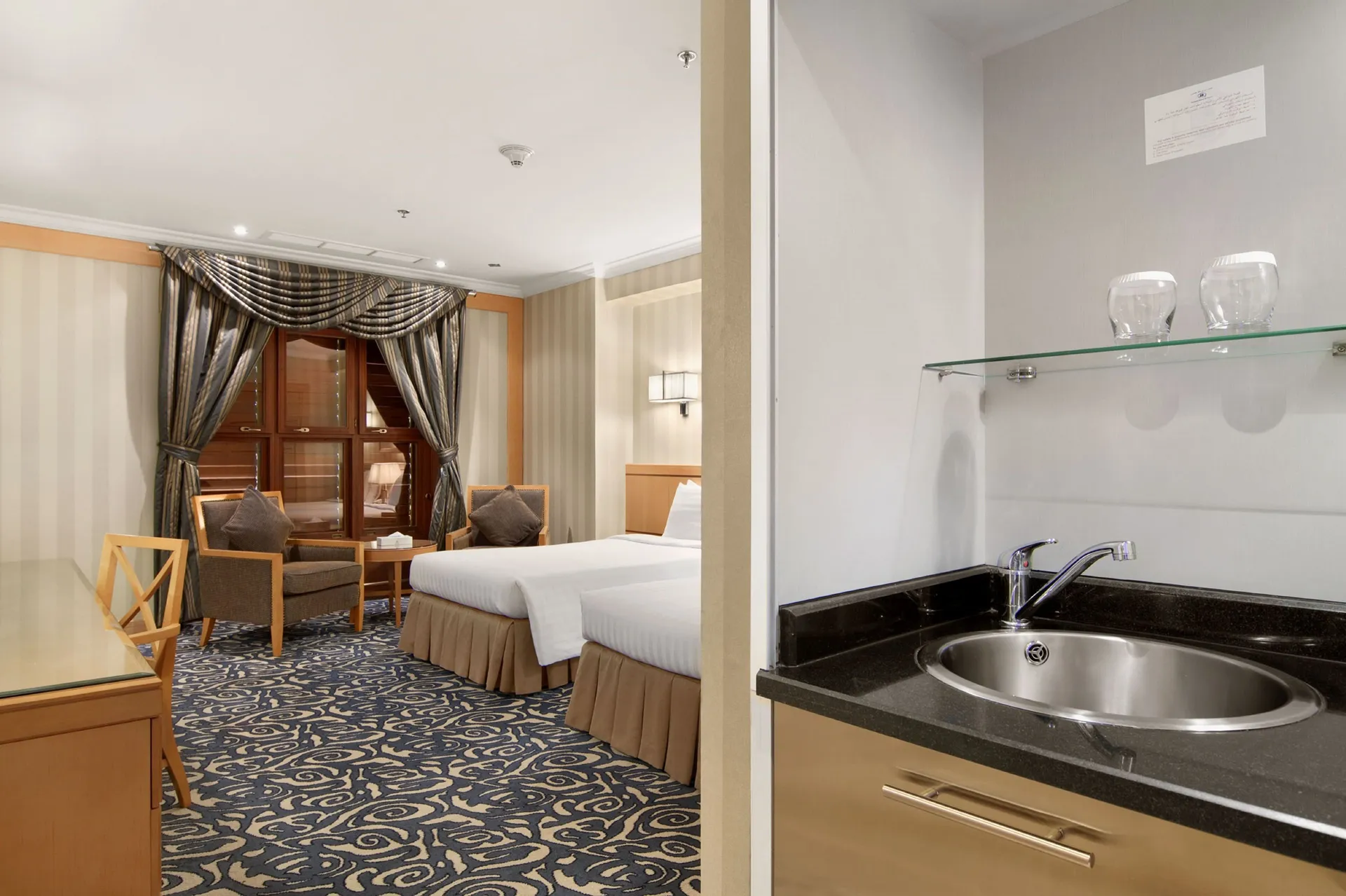 desk, in-room safe, Premium bedding, minibar at Makkah Towers