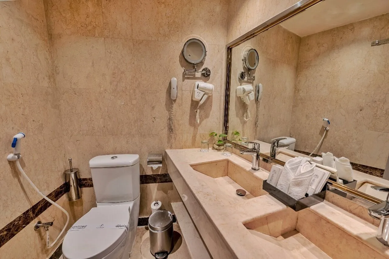 Bathroom| Classic Triple Room at Maysan Al Harithia Hotel