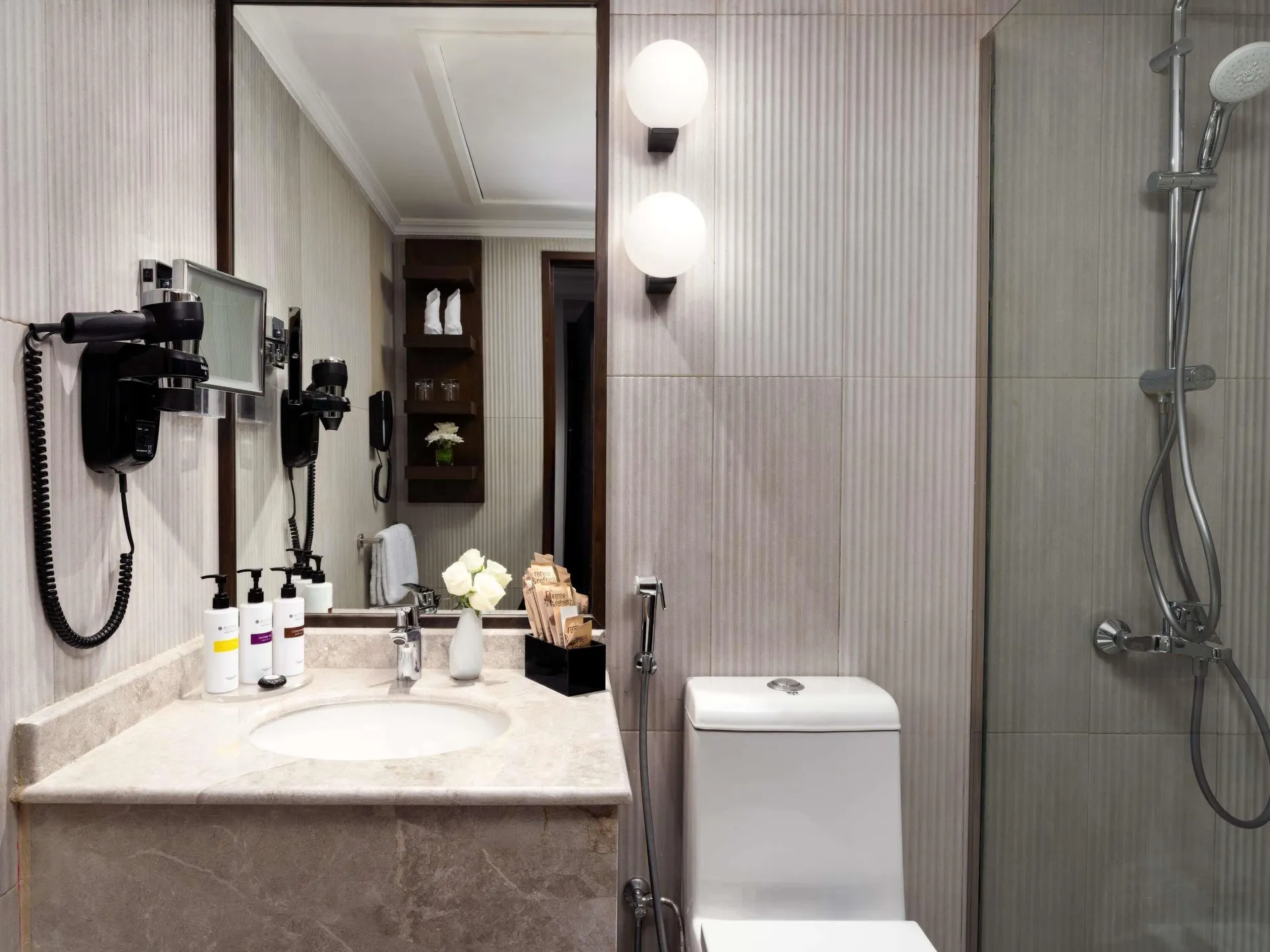 Deluxe Executive Suite, 1 King Size Bed, 2 Single Size Beds, Partial Kaaba View at Pullman ZamZam Makkah