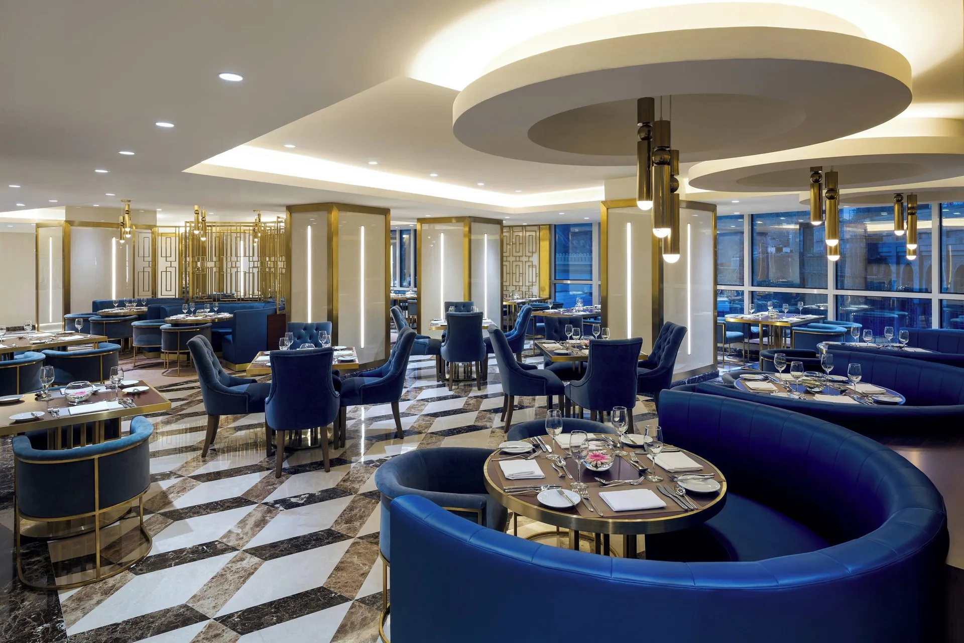 2 restaurants, breakfast, lunch served; local and international cuisine at Sheraton Makkah Jabal Al Kaaba Hotel